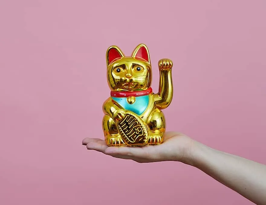手の平に招き猫が乗っています