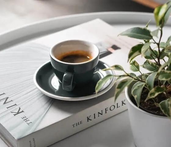 本とコーヒーと観葉植物