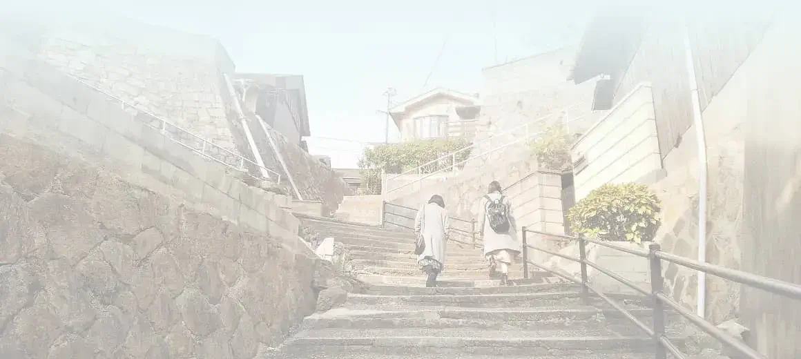 尾道の階段を女性2人が上っています