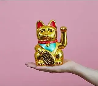 手の平に招き猫が乗っています