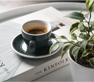 本とコーヒーと観葉植物